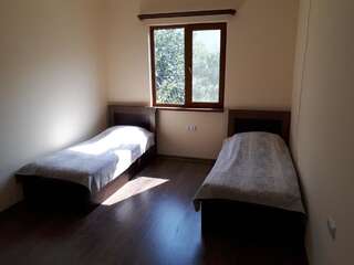 Отели типа «постель и завтрак» Haer B&B Meghri Двухместный номер с 2 отдельными кроватями и ванной комнатой-1